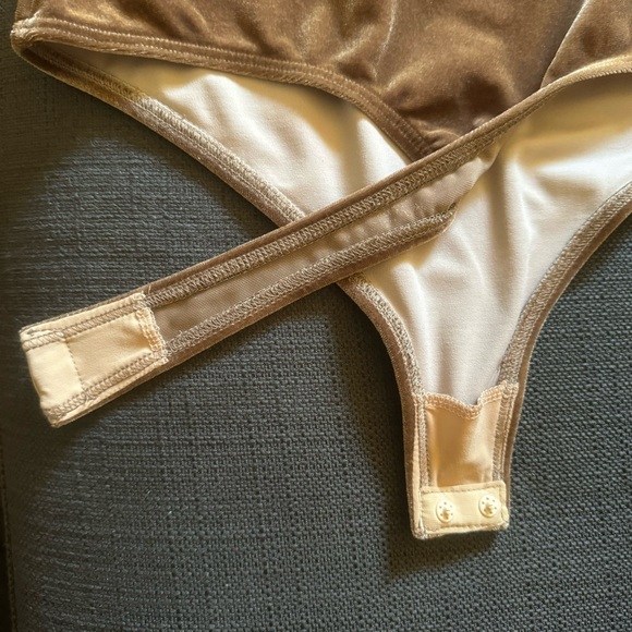 ALIX NYC ‘Bentley’ Cutout Sleeveless Velvet Bodysuit in Golden Brown Size Medium - Picture 9 of 13
